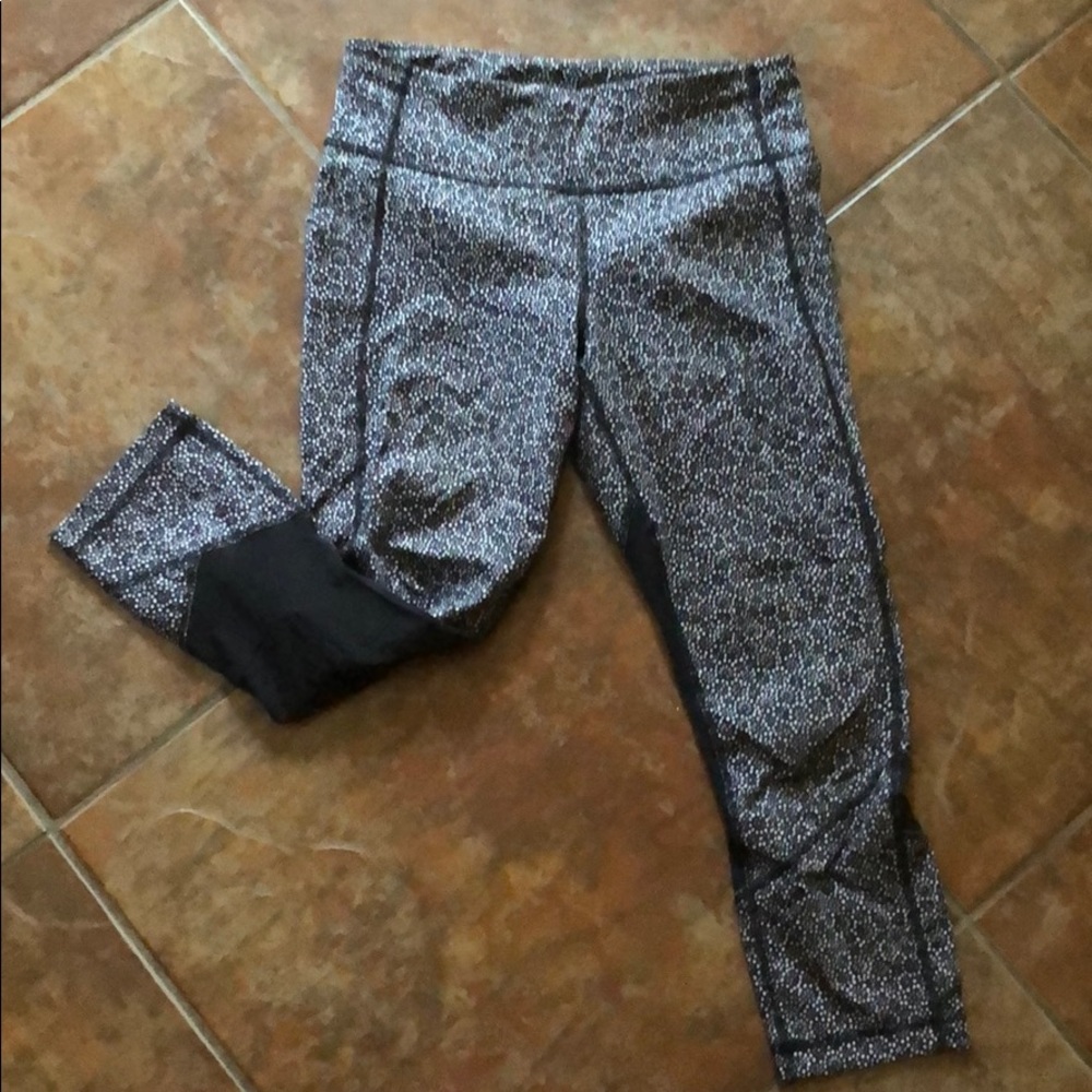 Lululemon black and white running crops